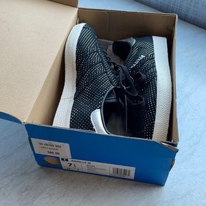 NEW ADIDAS Gazelle Size 7.5 W Black and Silver